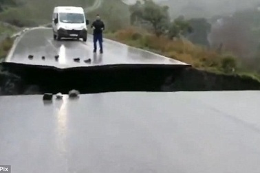 Đường gãy đôi làm giao thông đình trệ ở Tây Ban Nha