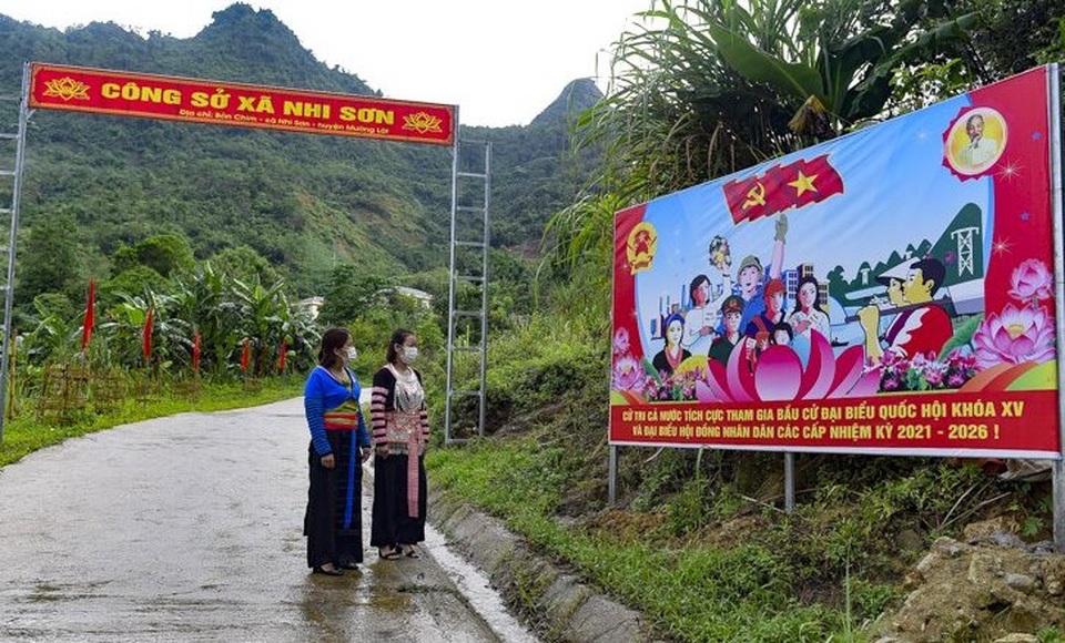 Bà con Đan Lai sẽ không lên nương rẫy để đi bầu cử sớm - 11 Bà con Đan Lai sẽ không lên nương rẫy để đi bầu cử sớm - 11