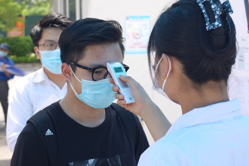 Hà Nội: Phụ huynh nghỉ làm, vạ vật ngồi cổng trường đợi con làm thủ tục thi - 2 Hà Nội: Phụ huynh nghỉ làm, vạ vật ngồi cổng trường đợi con làm thủ tục thi - 2