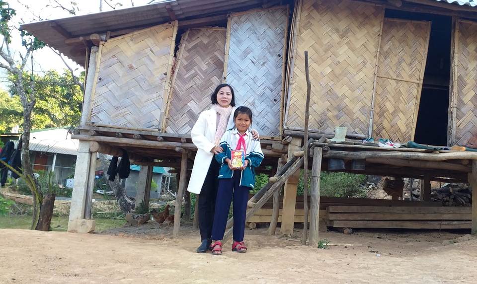 Đầu năm, thầy cô đến từng nhà học sinh vùng cao chúc Tết, mừng tuổi sách - 1 Đầu năm, thầy cô đến từng nhà học sinh vùng cao chúc Tết, mừng tuổi sách - 1