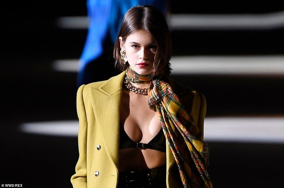 Kaia Gerber khoe ngực căng đầy trên sàn catwalk - 4 Kaia Gerber khoe ngực căng đầy trên sàn catwalk - 4
