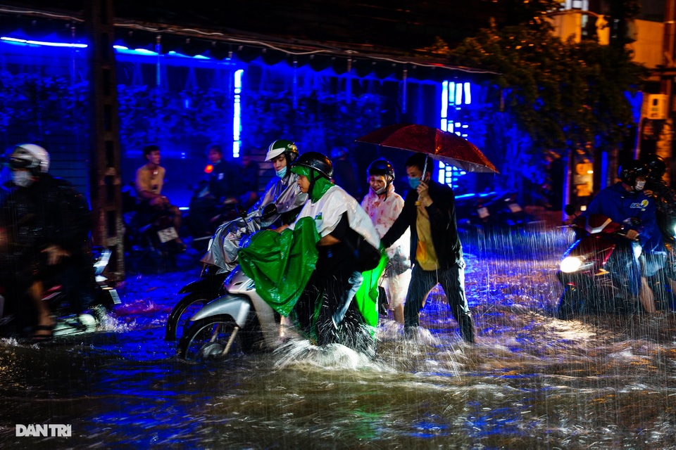 Nước ngập bánh xe, mưa xối xả, đường về nhà vất vả giờ tan tầm - 5