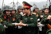 Đại tướng Phan Văn Giang thăm, động viên các chiến sĩ hợp luyện diễu binh