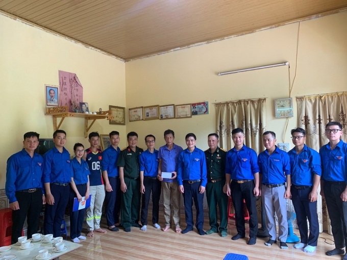 Đoàn công tác thăm, tặng quà gia đình chính sách tại xã Bản Vược, Huyện Bát Xát, TP. Lào Cai (Ảnh: Dũng Nguyễn).