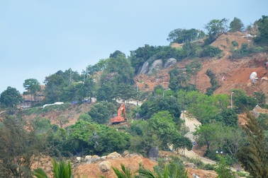 Một góc bán đảo Sơn Trà bị đào xới, quận "chưa nắm rõ"