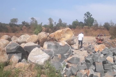 Cận cảnh hiện trường đá tặc khai thác trái phép