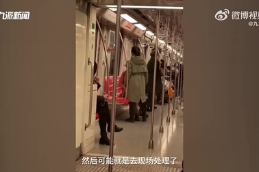 Gã đàn ông biến thái ăn tát liên tục vì sàm sỡ cô gái trẻ