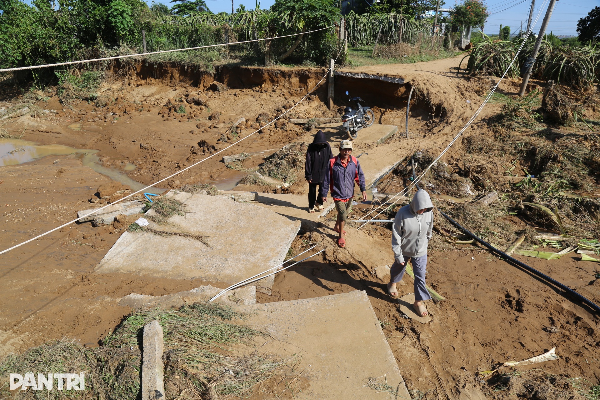 Lũ cuốn trôi đường, 13 hộ dân ở Lâm Đồng bị cô lập - 6 Lũ cuốn trôi đường, 13 hộ dân ở Lâm Đồng bị cô lập - 6