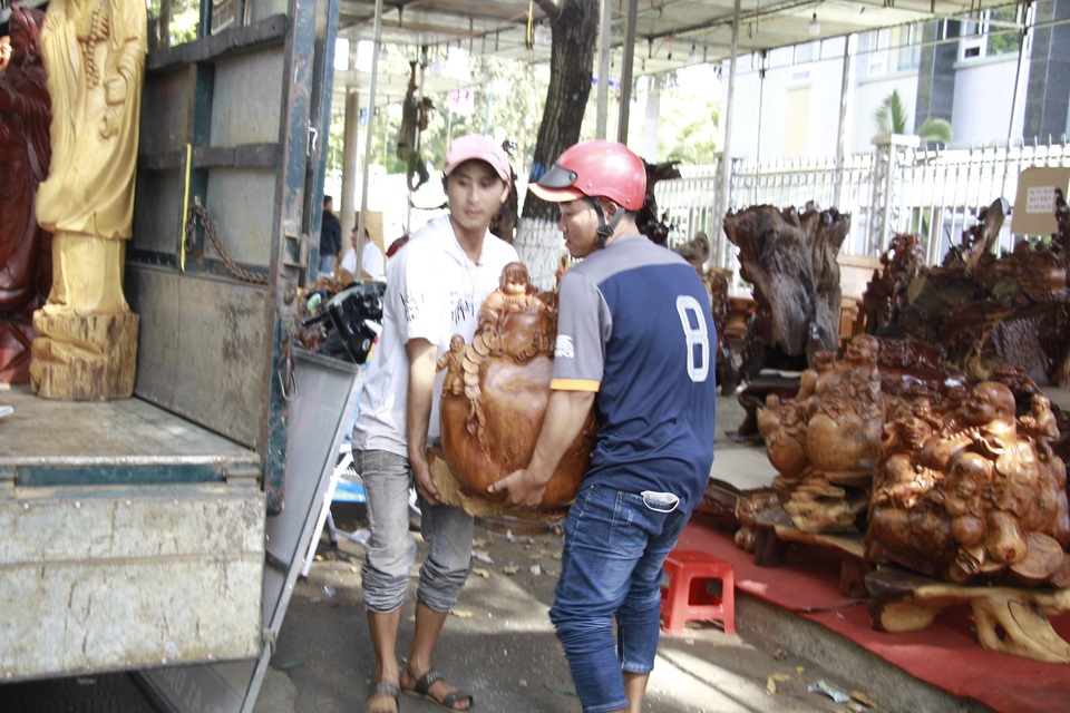 Thương lái mệt mỏi xả hàng, giá hoa tết nhiều nơi giảm 50-70% - 32 Thương lái mệt mỏi xả hàng, giá hoa tết nhiều nơi giảm 50-70% - 32