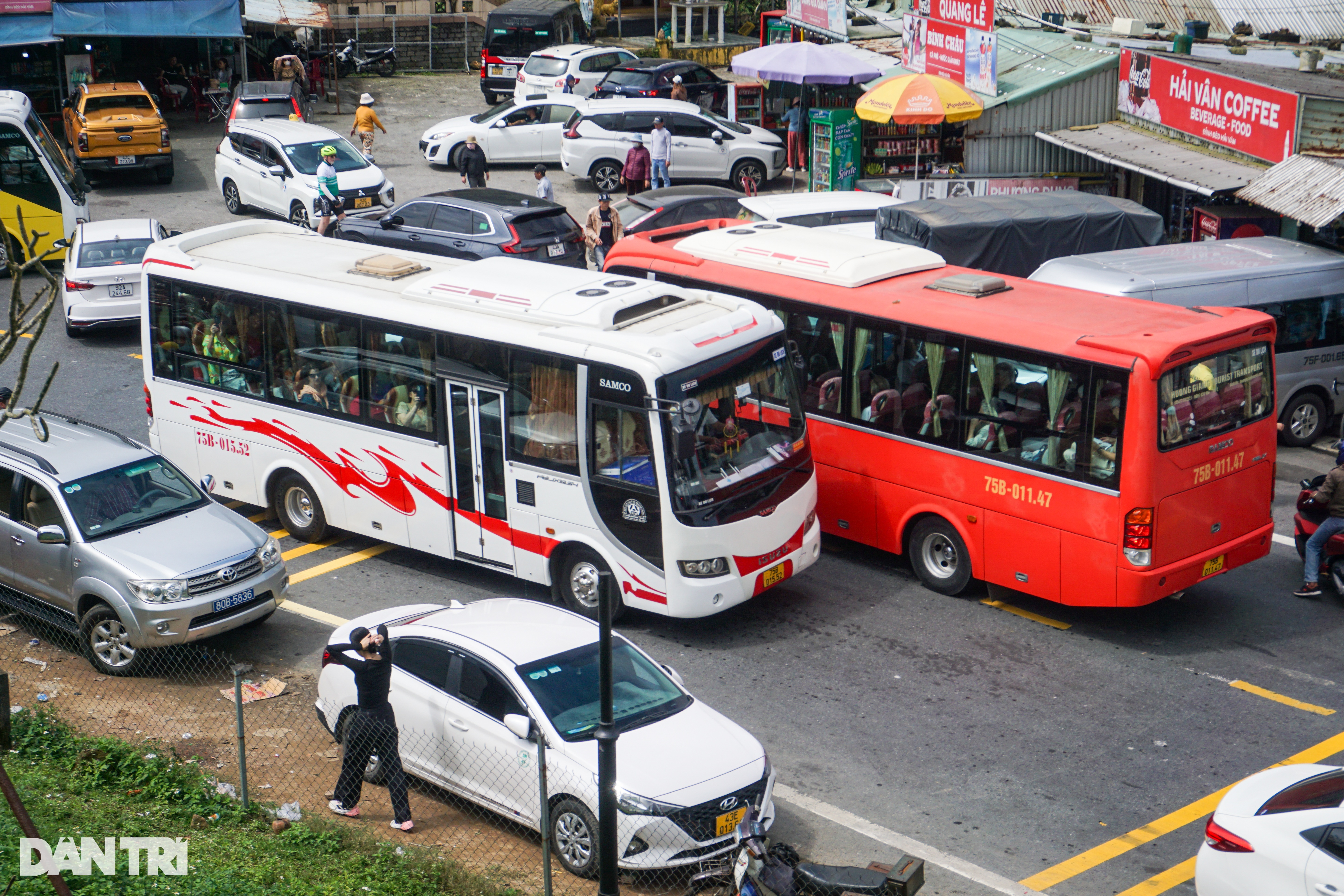 Traffic chaos at the top of Hai Van Pass on the weekend - 3