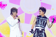 Biểu cảm của Mono khi hát cùng Trúc Nhân "gây sốt"