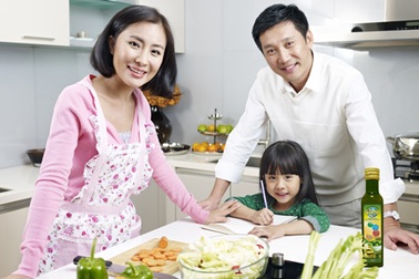 Dầu ô-liu: Bạn đồng hành mới cho bữa ăn của con