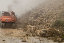 Hàng chục khối đất đá sạt lở chia cắt QL8A