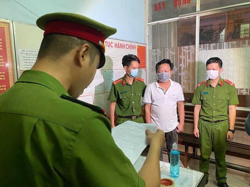 Vụ văn phòng đất đai cho mượn sổ đỏ: Bắt giam một giám đốc doanh nghiệp - 1 Vụ văn phòng đất đai cho mượn sổ đỏ: Bắt giam một giám đốc doanh nghiệp - 1