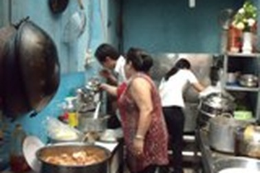 Đình chỉ sáu bếp ăn tập thể “bẩn”