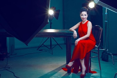 Mỹ Linh rực rỡ sắc đỏ