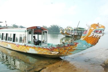 Đầu năm rồng đi thuyền rồng Huế lấy “hên”