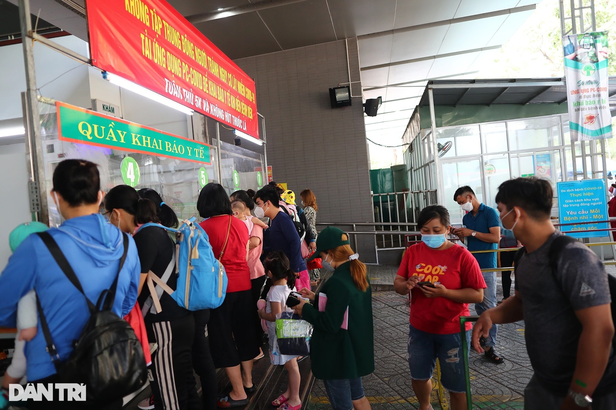 Bệnh nhi vật vờ, chen chúc nhau đi test Covid-19 ở bệnh viện tại TPHCM - 2 Bệnh nhi vật vờ, chen chúc nhau đi test Covid-19 ở bệnh viện tại TPHCM - 2
