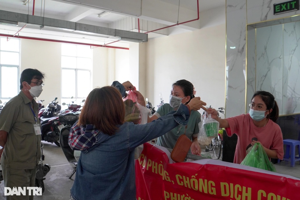 Hàng loạt khu vực nội thành Hà Nội phong tỏa liên quan đến 5 ca F0 mới - 4 Hàng loạt khu vực nội thành Hà Nội phong tỏa liên quan đến 5 ca F0 mới - 4