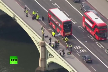 Nạn nhân nằm la liệt trên cầu Westminster sau vụ tấn công khủng bố ở London