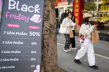 Cảnh khác lạ trên những "tuyến phố thời trang" ở Hà Nội ngày Black Friday
