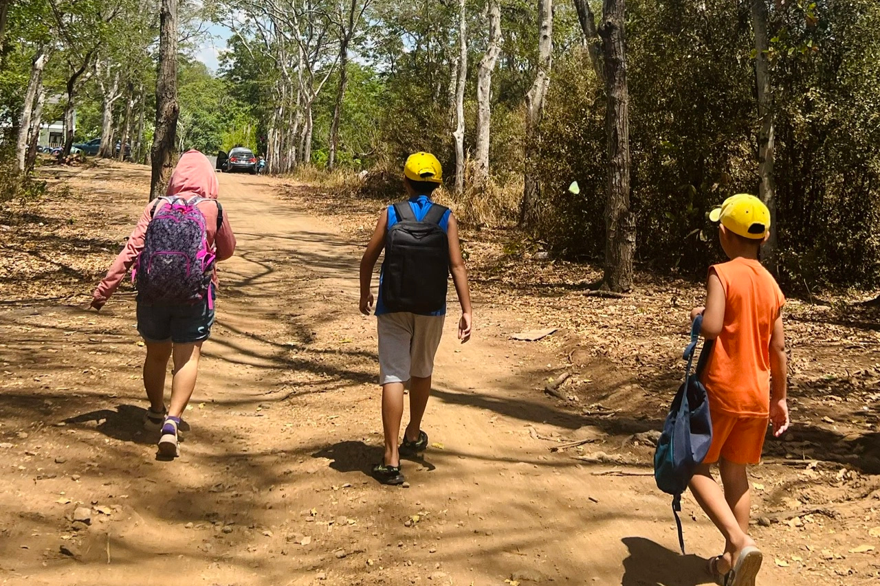 View - Mẹ vừa mỉa mai "lễ ở nhà cho lành", ngày cuối cuống cuồng dắt con đi chơi | Báo Dân trí