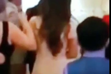 Clip Việt Hương đùa "thô tục" trong đám cưới Đình Bảo khiến Hương Lan xấu hổ bỏ về.