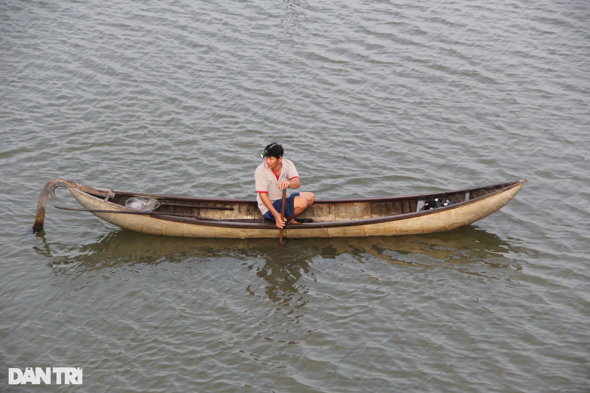 Sau lũ, dân chong đèn săn tôm đất, kiếm nửa triệu đồng ngày giáp Tết - 5 Sau lũ, dân chong đèn săn tôm đất, kiếm nửa triệu đồng ngày giáp Tết - 5