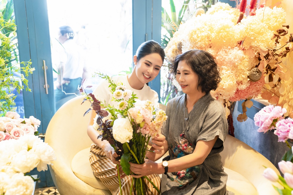 Dàn người đẹp Việt trổ tài cắm hoa nhân Ngày của Mẹ - 1 Dàn người đẹp Việt trổ tài cắm hoa nhân Ngày của Mẹ - 1