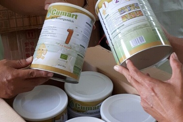 Thu giữ hơn 720 hộp sữa bột trẻ em hết hạn đang trên đường vào TP.HCM tiêu thụ