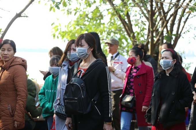 Tìm đến nơi đông đúc nghìn người, đứng vỉa hè bán dạo khẩu trang trong đợt dịch Corona - Ảnh 1. Tìm đến nơi đông đúc nghìn người, đứng vỉa hè bán dạo khẩu trang trong đợt dịch Corona - Ảnh 1.
