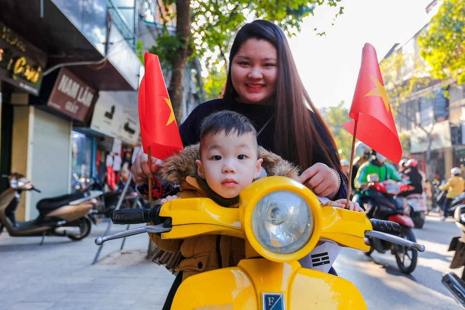 Không khí cổ vũ bóng đá rạo rực khắp Hà Nội - 16 Không khí cổ vũ bóng đá rạo rực khắp Hà Nội - 16