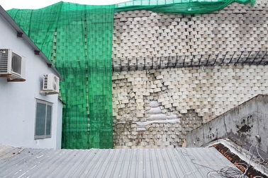 Sau nhiều tranh cãi, bức tường "khủng" đe dọa nhà dân ở Nha Trang đã tháo xong