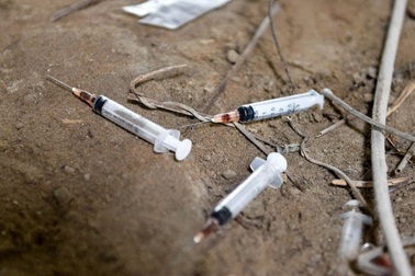 Làm rõ thông tin kẻ lạ đột nhập nhà dân, cầm kim tiêm nằm dưới gầm giường