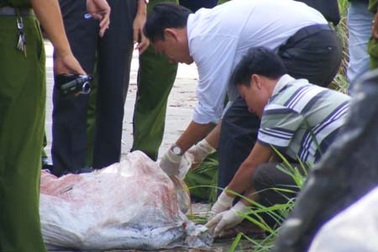 Bắt 2 nghi can vụ giết người chặt xác vứt trong bao tải bên vệ đường