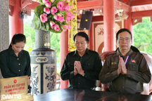 Cựu thanh niên xung phong dâng hương tưởng niệm liệt sĩ