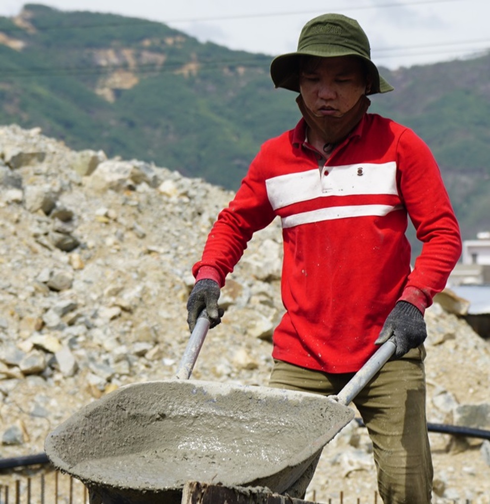 Hướng dẫn viên du lịch mướt mồ hôi ở... công trình xây dựng - 7 Hướng dẫn viên du lịch mướt mồ hôi ở... công trình xây dựng - 7