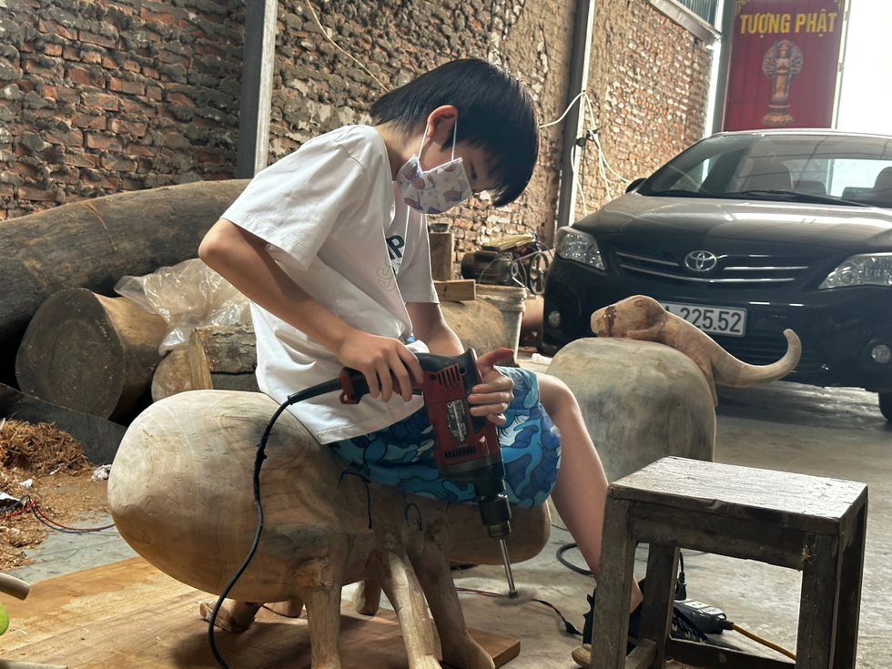 Học sinh lớp 6 điêu khắc cá lấy cảm hứng từ cạp váy của phụ nữ Mường - 9 Học sinh lớp 6 điêu khắc cá lấy cảm hứng từ cạp váy của phụ nữ Mường - 9