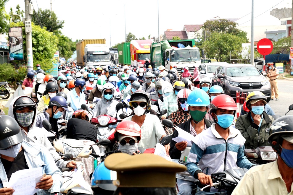 Hàng vạn người từ Đà Nẵng đổ về Quảng Nam trước giờ G - 7 Hàng vạn người từ Đà Nẵng đổ về Quảng Nam trước giờ G - 7