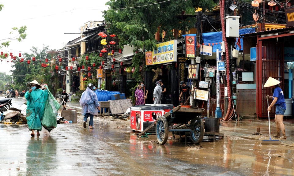 Người Hội An tất tả dọn dẹp sau trận lụt lớn - 13 Người Hội An tất tả dọn dẹp sau trận lụt lớn - 13