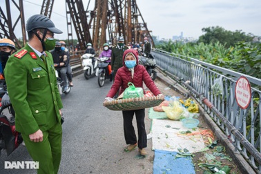 Lực lượng chức năng "dẹp" chợ cóc trên cầu Long Biên, Hà Nội