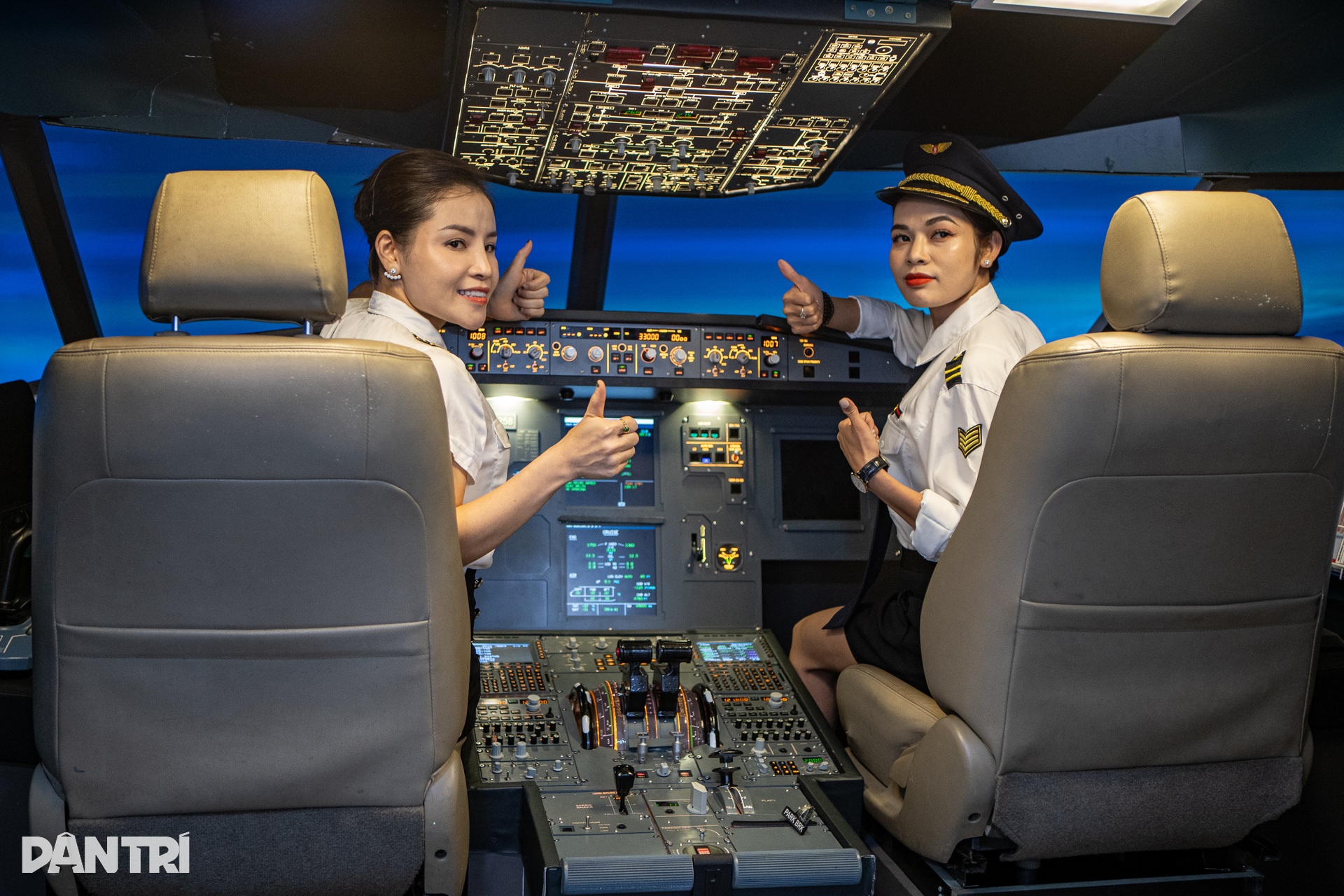 Người Hà Nội chi tiền triệu lái máy bay Airbus cảm giác rung lắc như thật - 7 Người Hà Nội chi tiền triệu lái máy bay Airbus cảm giác rung lắc như thật - 7