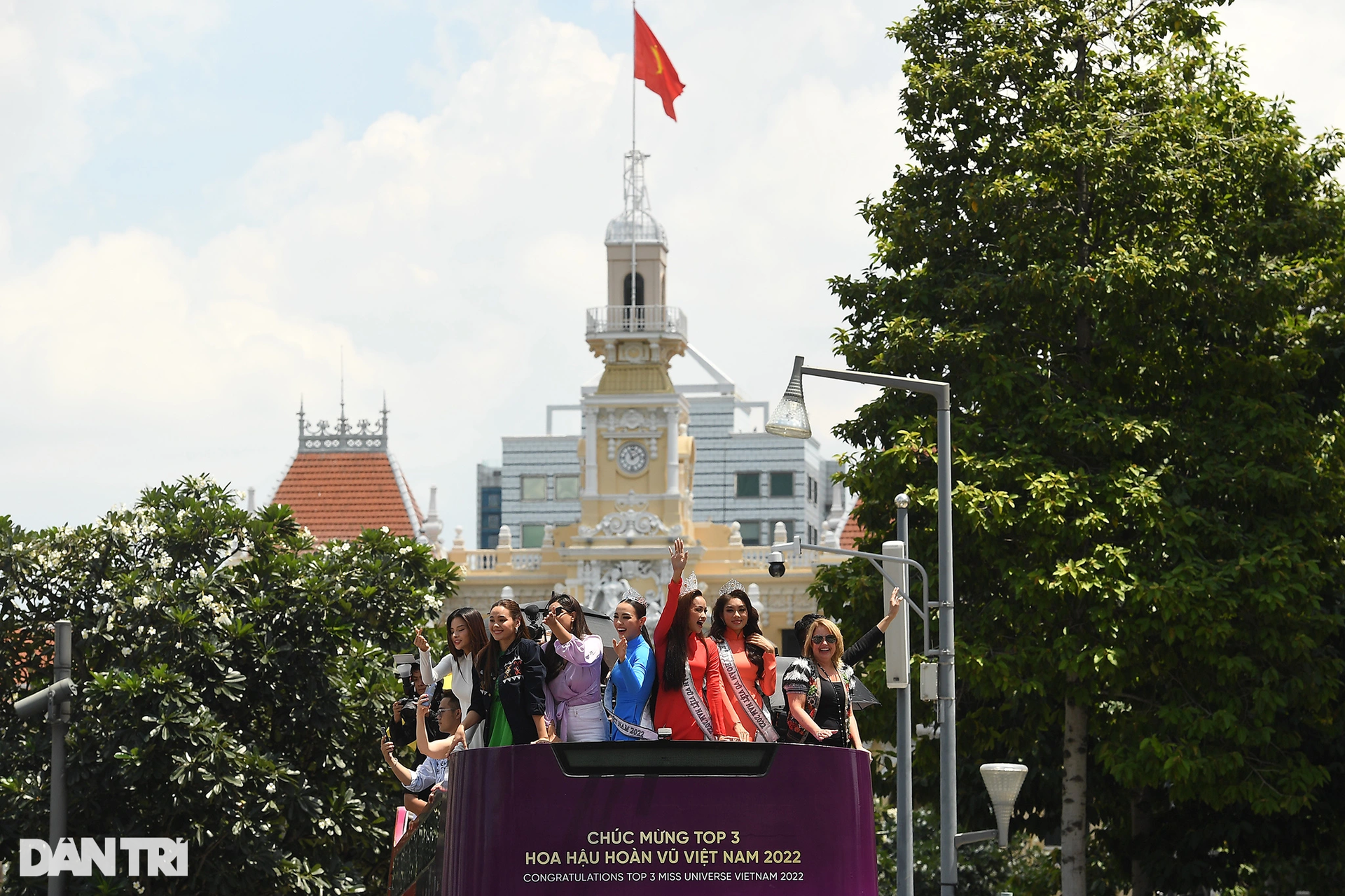 Tân Hoa hậu Hoàn vũ Việt Nam Ngọc Châu xúc động chào ra mắt người dân TPHCM - 4 Tân Hoa hậu Hoàn vũ Việt Nam Ngọc Châu xúc động chào ra mắt người dân TPHCM - 4