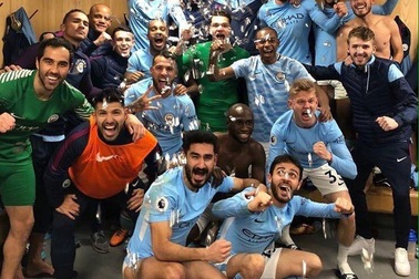 Mourinho bị ném chai vào đầu, trợ lý HLV Man City rách mặt