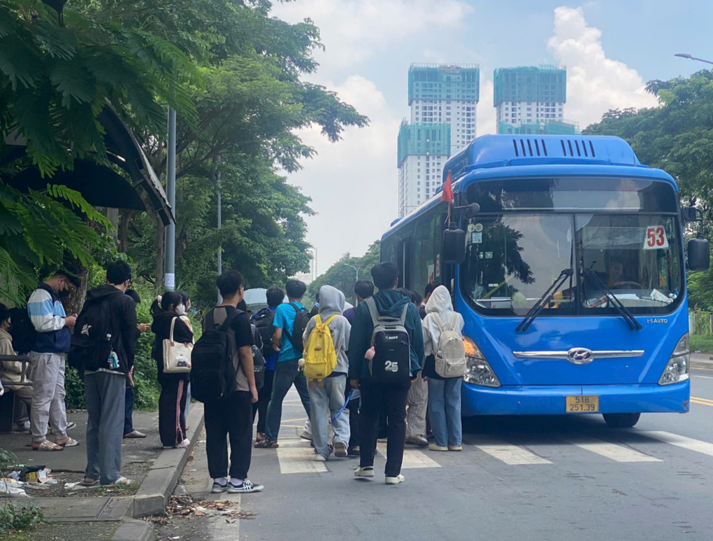 Sinh viên TPHCM chật vật khi xe buýt 33 bỏ trạm Ký túc xá Khu B - 2 Sinh viên TPHCM chật vật khi xe buýt 33 bỏ trạm Ký túc xá Khu B - 2