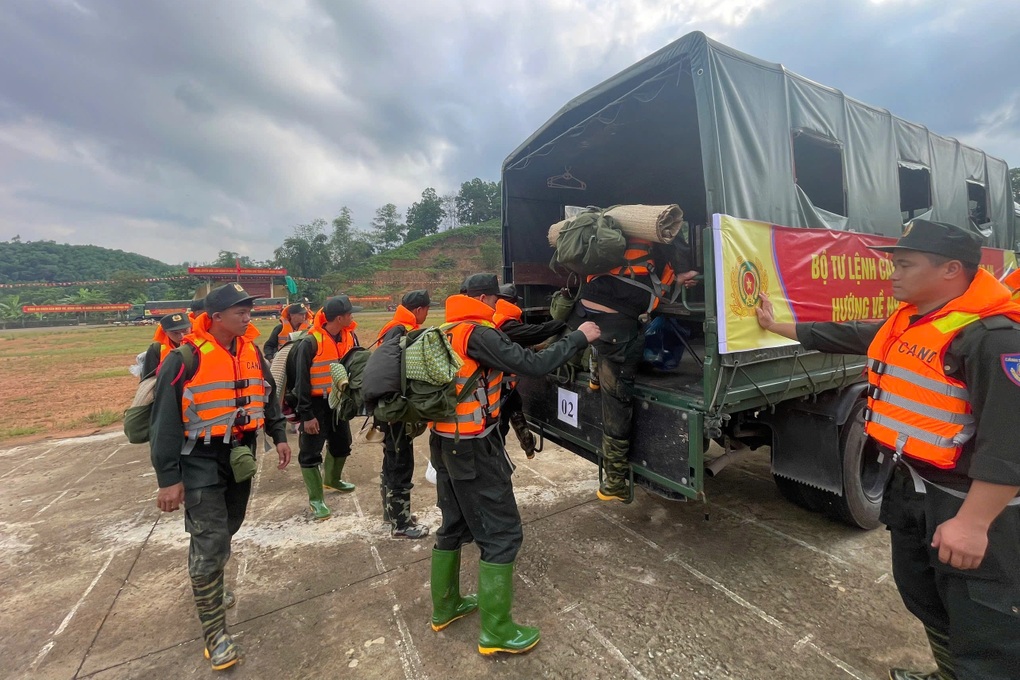 Hơn 1.000 cảnh sát cơ động xuất quân giúp dân sau bão Bualoi - 1 Hơn 1.000 cảnh sát cơ động xuất quân giúp dân sau bão Bualoi - 1