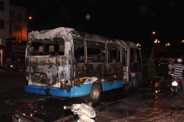 Tài xế vừa xuống mua đồ thì xe bốc cháy trơ khung