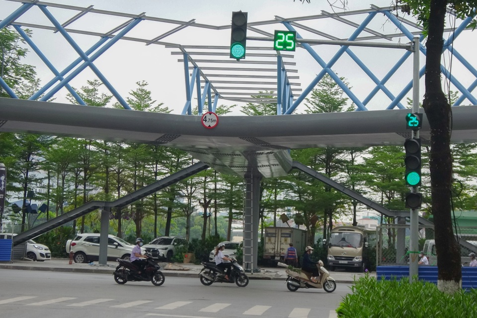 Thích thú với cây cầu vượt sang đường hình chữ Y, độc lạ nhất Hà Nội - 1 Thích thú với cây cầu vượt sang đường hình chữ Y, độc lạ nhất Hà Nội - 1