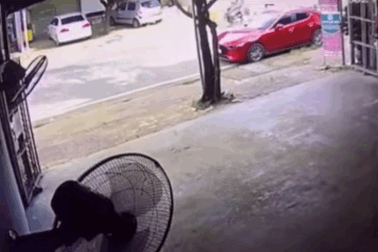 Lao vào chiếc Mazda đỗ ngược chiều, xe Fortuner lăn kềnh giữa đường