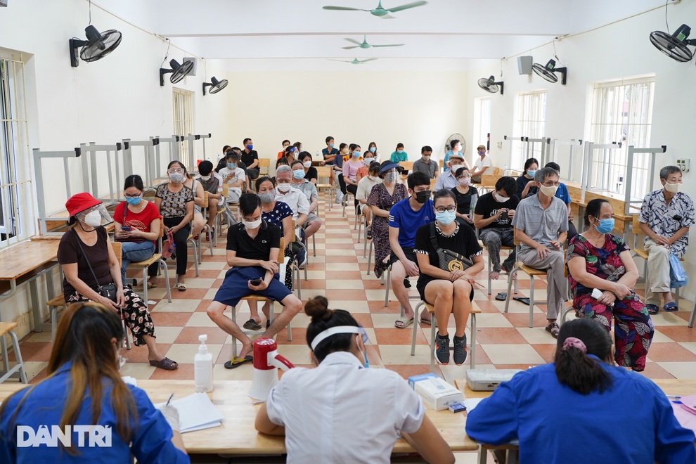 Hà Nội tiếp tục triển khai tiêm vắc xin Vero Cell cho người dân - 10 Hà Nội tiếp tục triển khai tiêm vắc xin Vero Cell cho người dân - 10